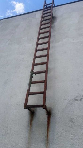 Potrebno osmiglati i ofarbati vanjske merdevine u Sarajevo