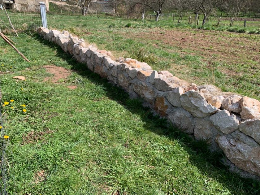 Zidanje kamenog zida u Kijevo